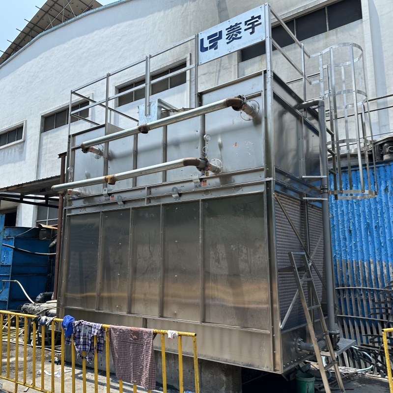 河南南陽菱宇方形復合流304不銹鋼閉式冷卻塔整體運輸?shù)綀龅跹b到位