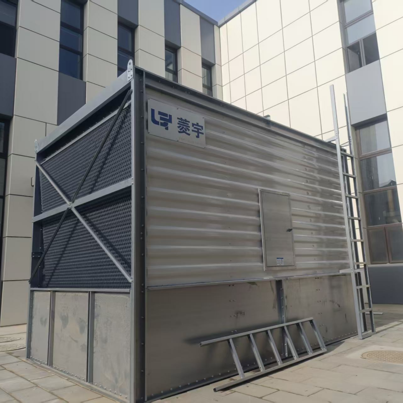 江蘇工地自帶水箱的菱宇方形橫流式鈑金冷卻塔安裝到客戶指定位置